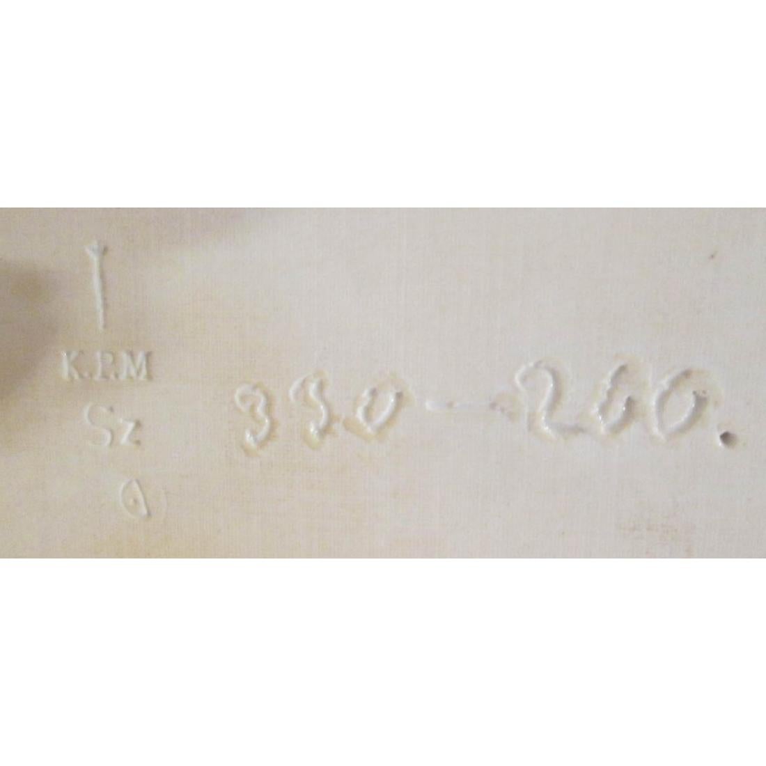 Eine Porzellanplakette, die eine schöne verschleierte Frau zeigt, die eine Blume hält und mit Gesten ein Geheimnis bewahrt. Geprägte KPM und Zeptermarke, signiert 