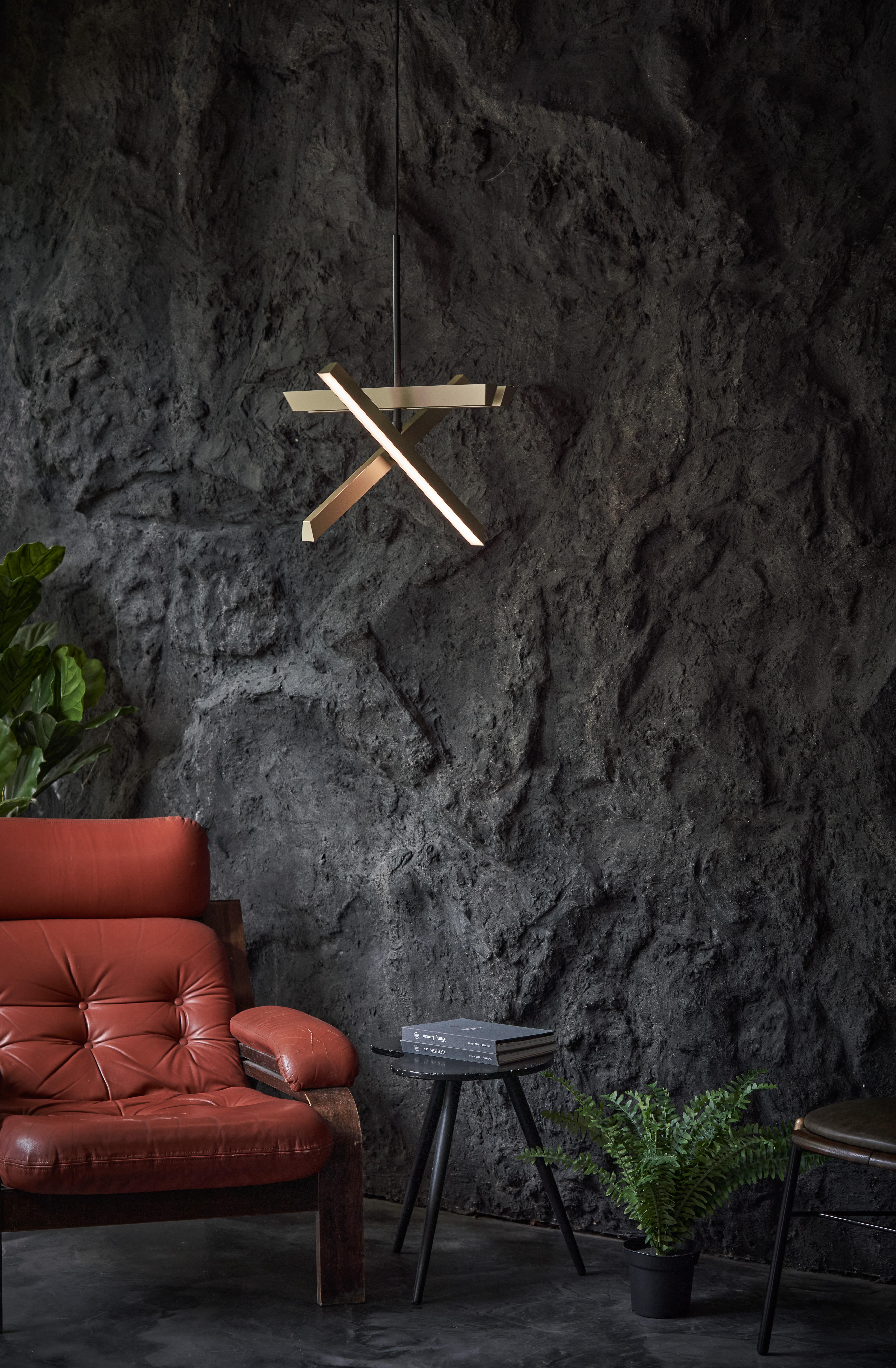 Influenzato dall'architettura modernista, il KONNECT è realizzato con materiali di qualità. Offrendo configurazioni di illuminazione funzionali e versatili, il KONNECT offre vari angoli regolabili a ciascuno degli elementi di illuminazione lineare,