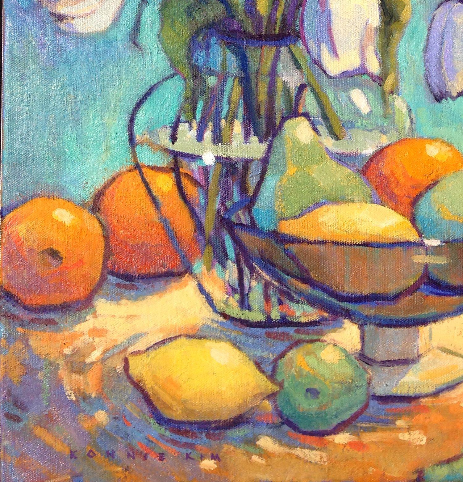 Weiße Tulpen und Früchte, Gemälde, Öl auf Leinwand (Zeitgenössisch), Painting, von Konnie Kim