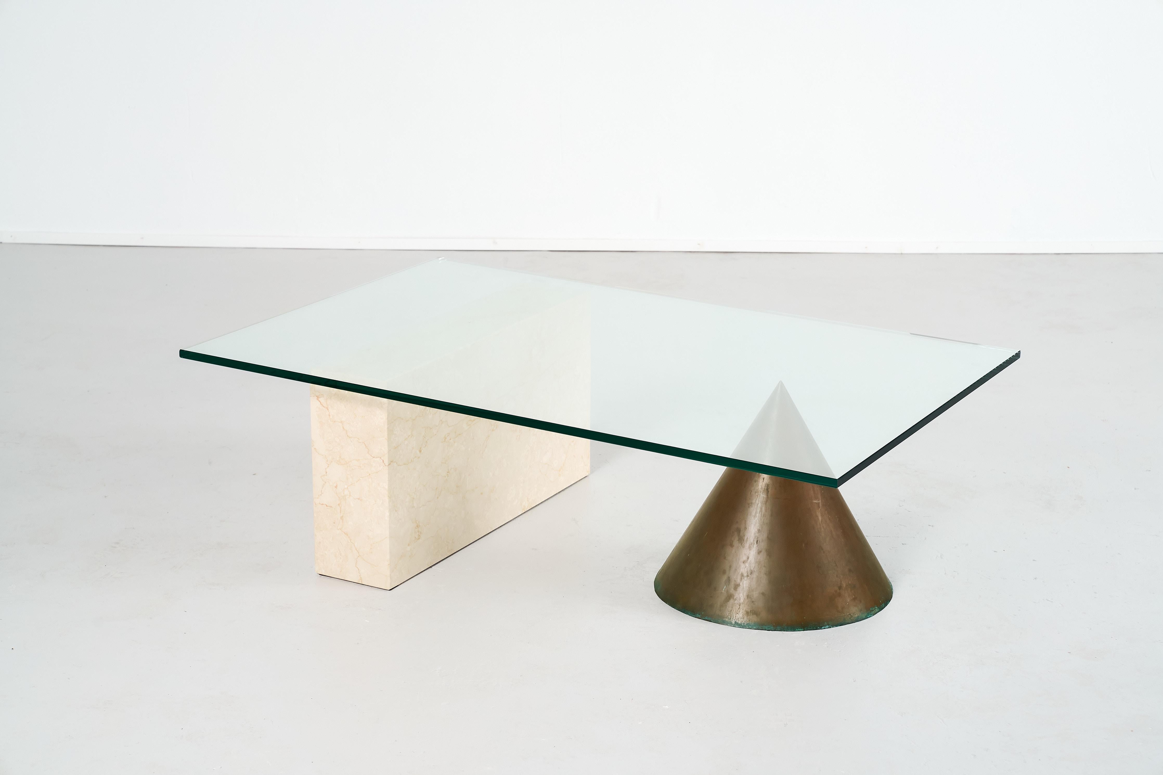 Der Couchtisch Kono, der von den renommierten Designern Massimo und Lella Vignelli für Casigliani entworfen wurde, ist ein markantes Möbelstück, das den modernistischen Designansatz der Vignellis verdeutlicht. Diese seltene Version besteht aus einer