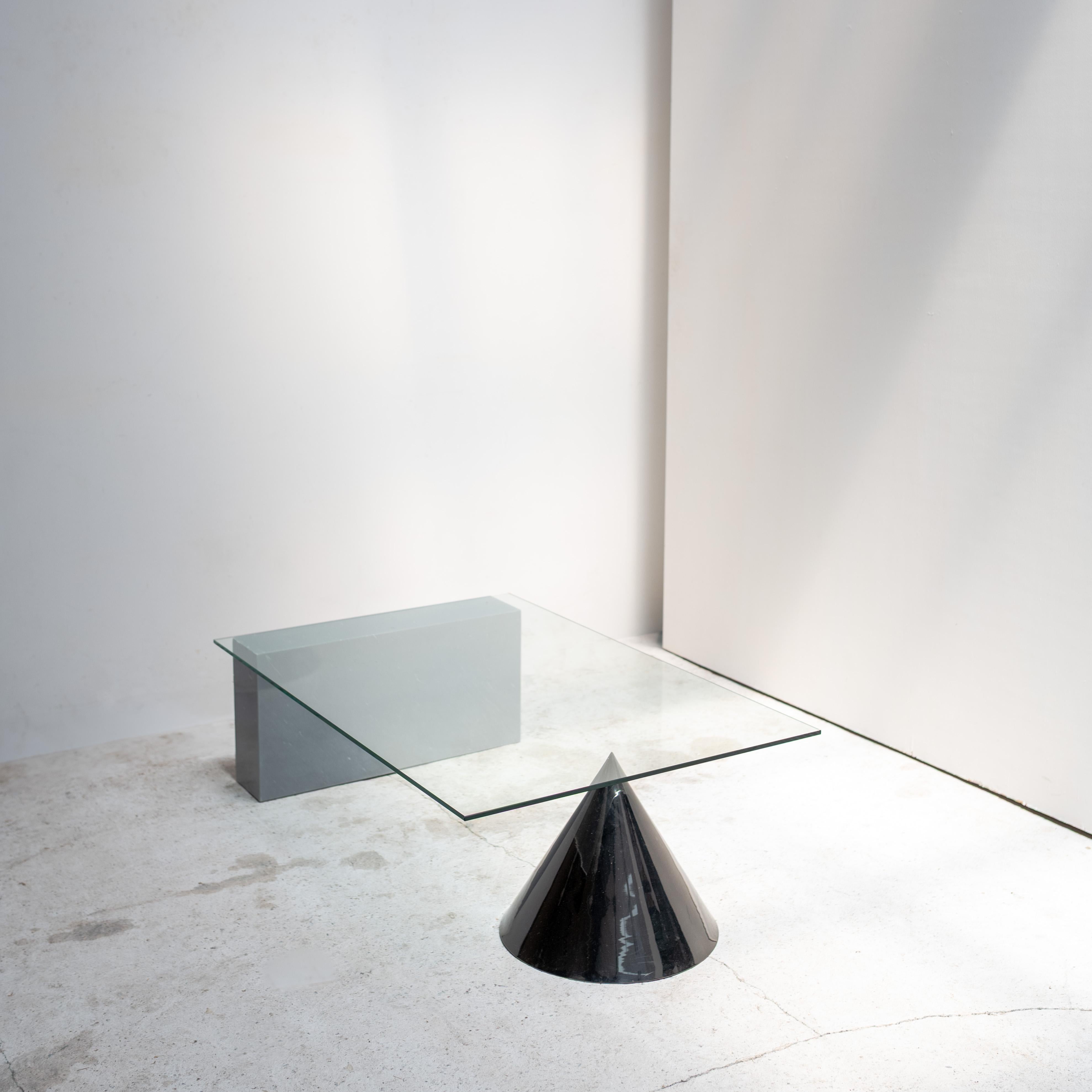 Un iconico tavolino scultoreo disegnato da Massimo e Lella Vignelli per Casigliani. Questo pezzo sorprendente incarna la chiarezza tipica dei designer, pur mantenendo la sua identità grafica e architettonica.

Questo pezzo di grande impatto visivo