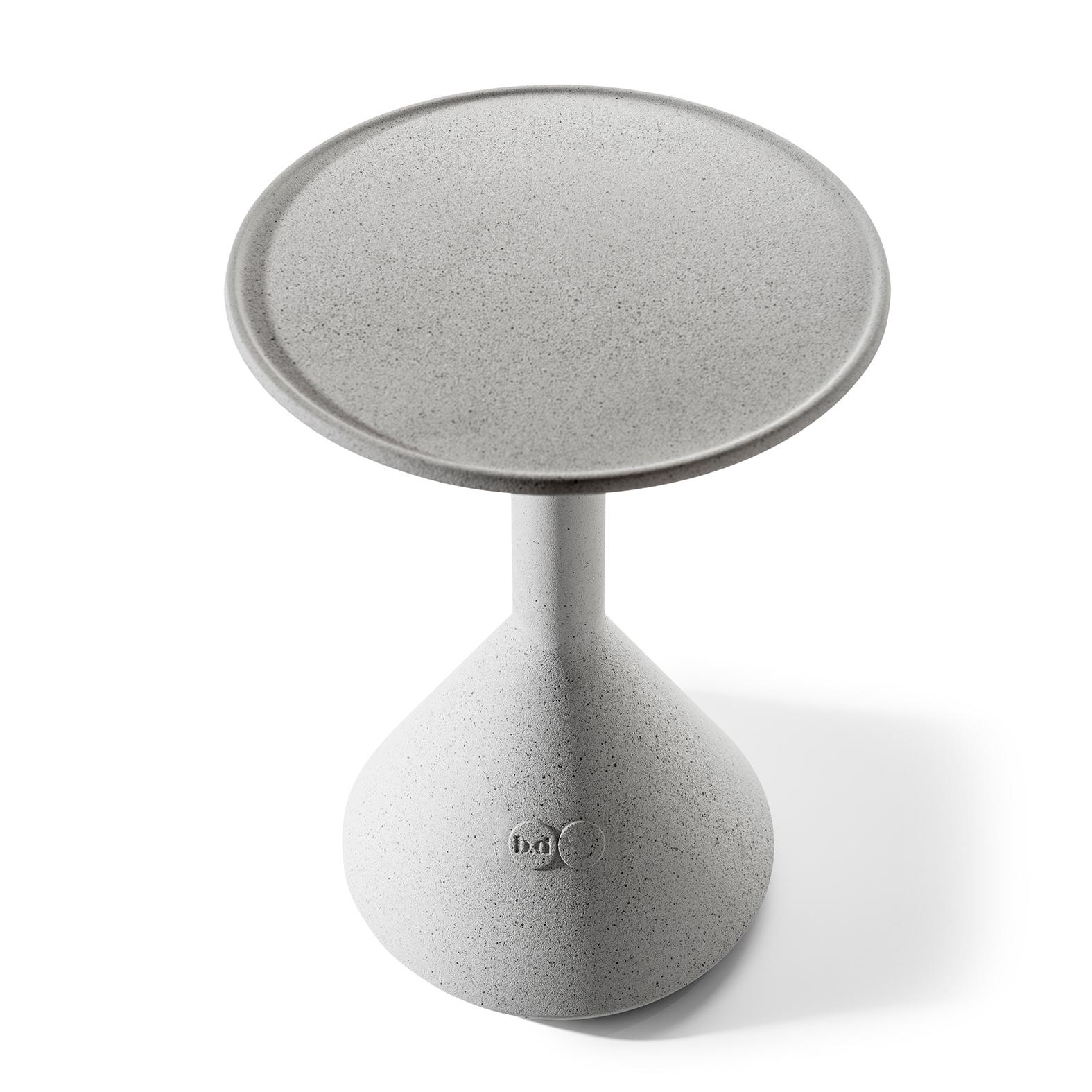 Side table designed by Konstantin Grcic made by BD Barcelona.

A solid architectural piece in grey concrete, designed by Konstantin Grcic 
Incorporated with regulatory glides.

Measures: 40 diameter x 51 height cm.

 