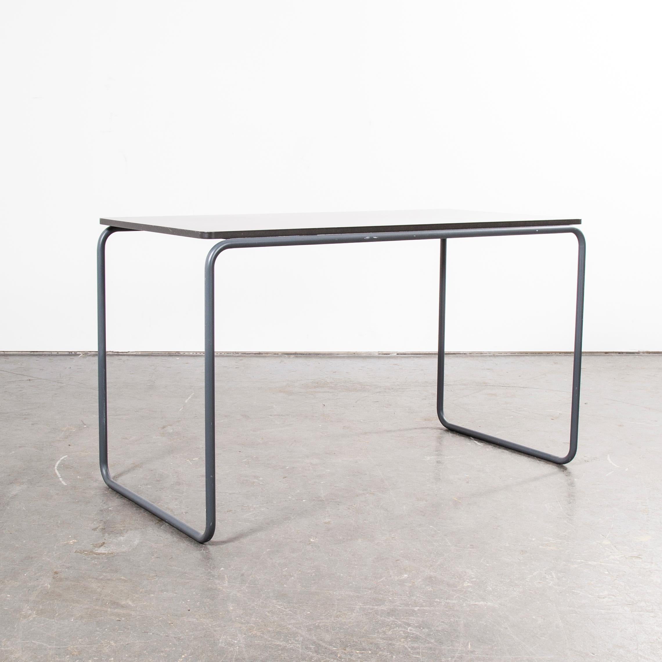 Britannique Ensemble bureau et chaises Konstantin Grcic Tubular de Thonet pour Muji 'After Breuer'