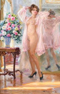 Nudo elegante in peignoir rosa, in piedi davanti a uno specchio