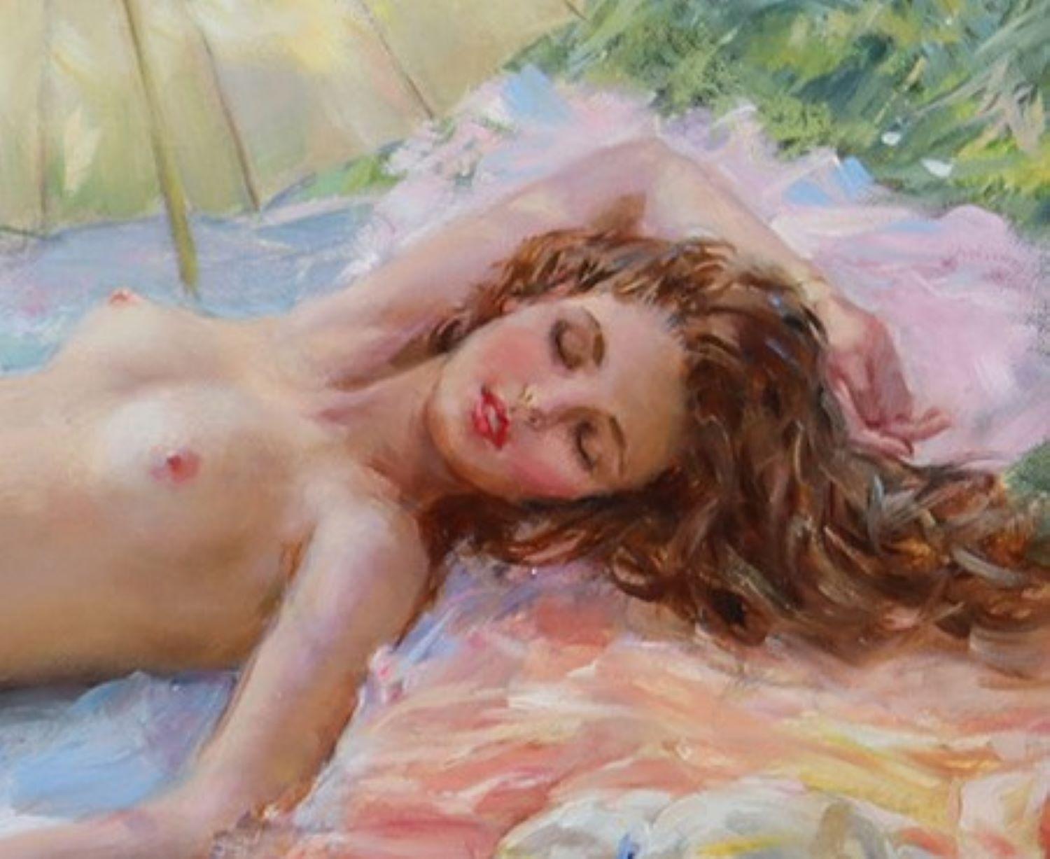 Nudo elegante sdraiato in un roseto - Nude Painting Grigio di Konstantin Razumov 