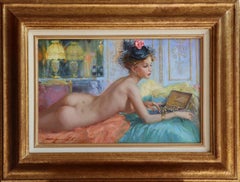 Élégante femme nue, allongée sur un lit avec une boîte à bijoux