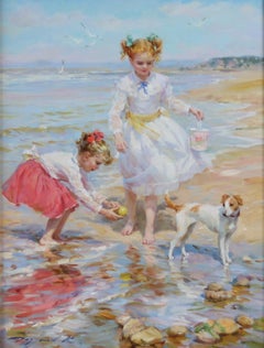 Zwei junge Mädchen und eine Jack Russel am Strand