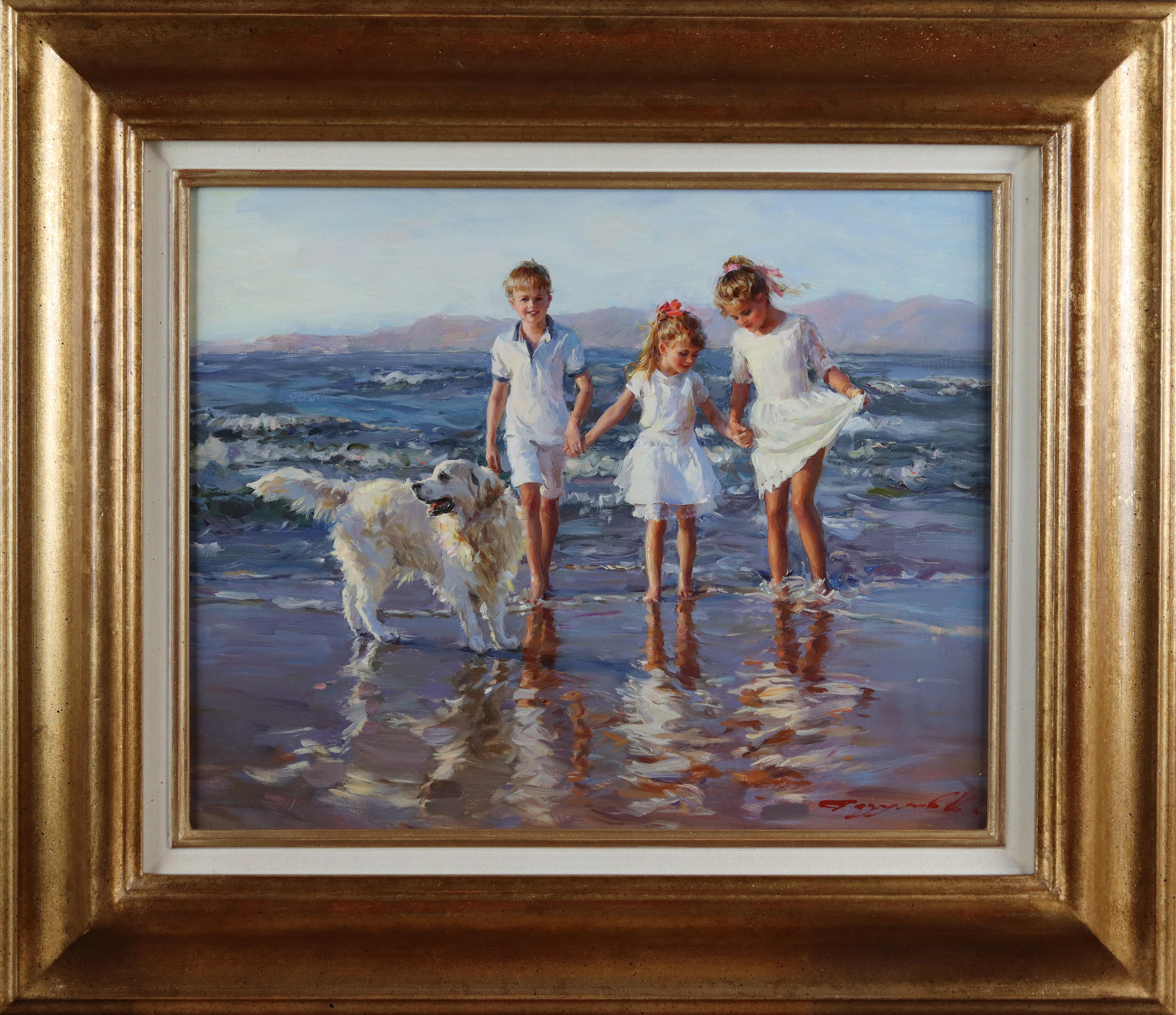 Junge Mädchen und ein Junge spielen am Strand mit einem Labrador – Painting von Konstantin Razumov 