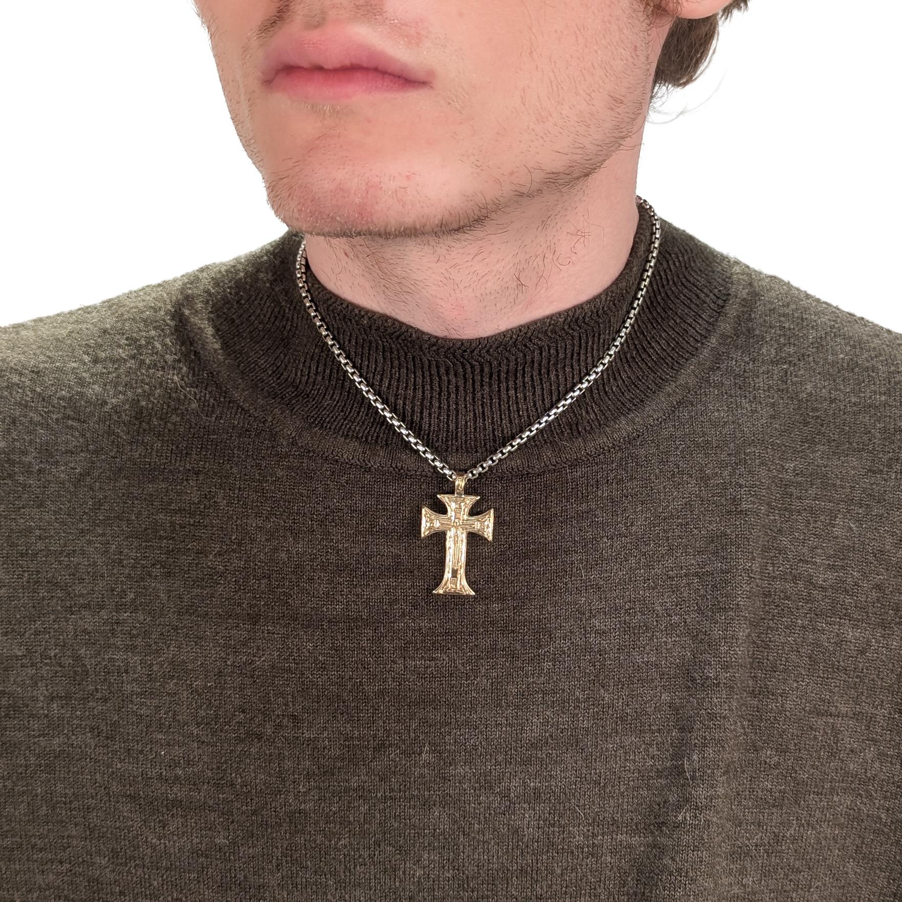 Une belle croix pendante byzantine ou grecque orthodoxe signée.

Par Konstantino.

En argent sterling, avec un motif floral et ondulé sur les côtés, au dos et sur la bague. 

Avec une croix en onyx sculptée avec 