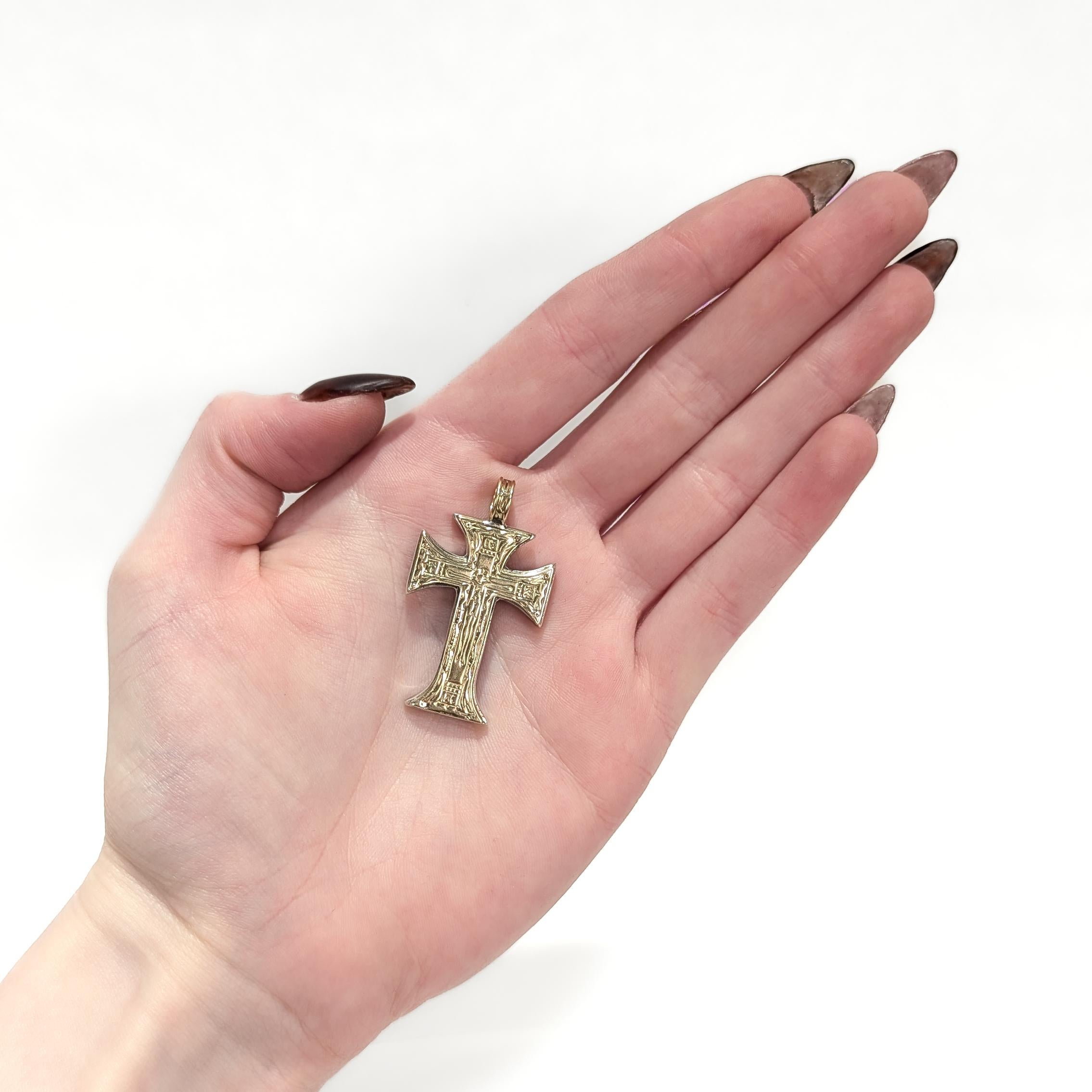 Moderne Croix pendante de style orthodoxe byzantin en argent sterling et 18 carats en vente