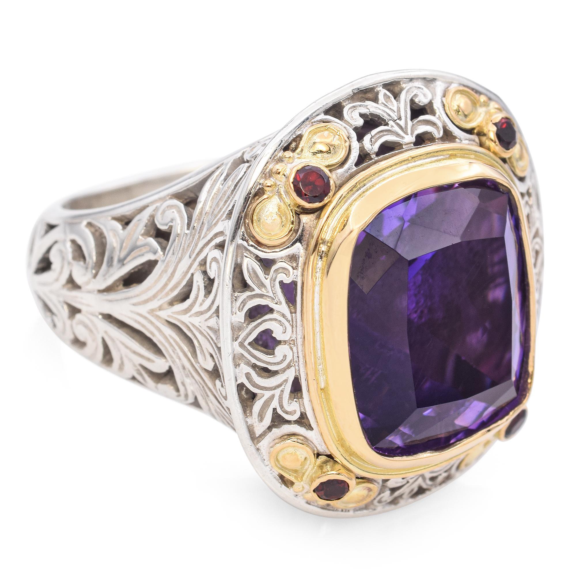 Cette remarquable bague de cocktail Konstantino met en valeur une améthyste à facettes de 11ct, sertie dans un mélange d'or jaune 18k et d'argent sterling magnifiquement détaillé. La pierre d'un violet profond est encadrée par un travail de métal
