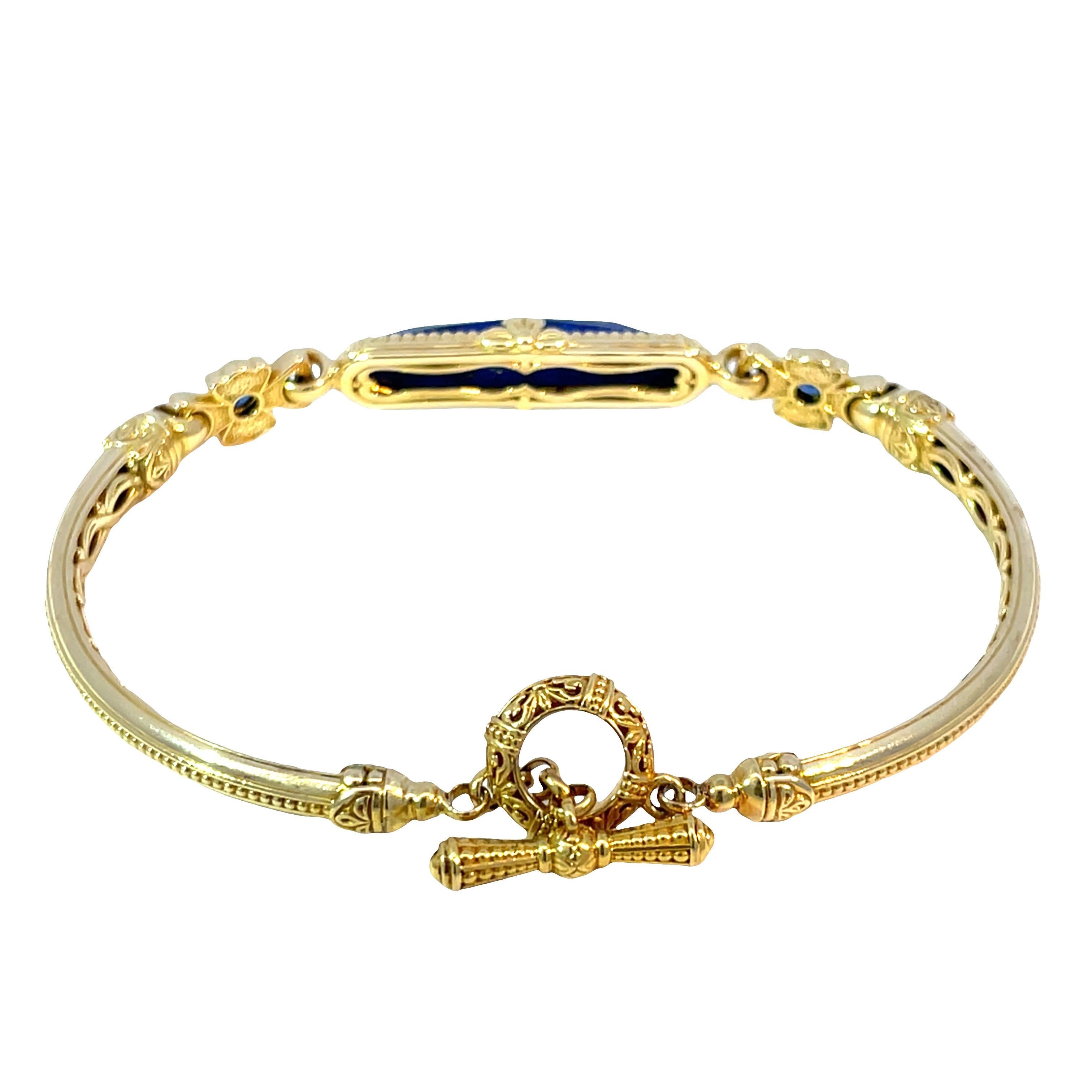 Eleva tu juego de accesorios con la pulsera Konstantino Migrain Toggle grabada, una impresionante pieza elaborada en lujoso oro amarillo de 18 quilates. Esta exquisita pulsera presenta una cautivadora combinación de piedras de lapislázuli y zafiro