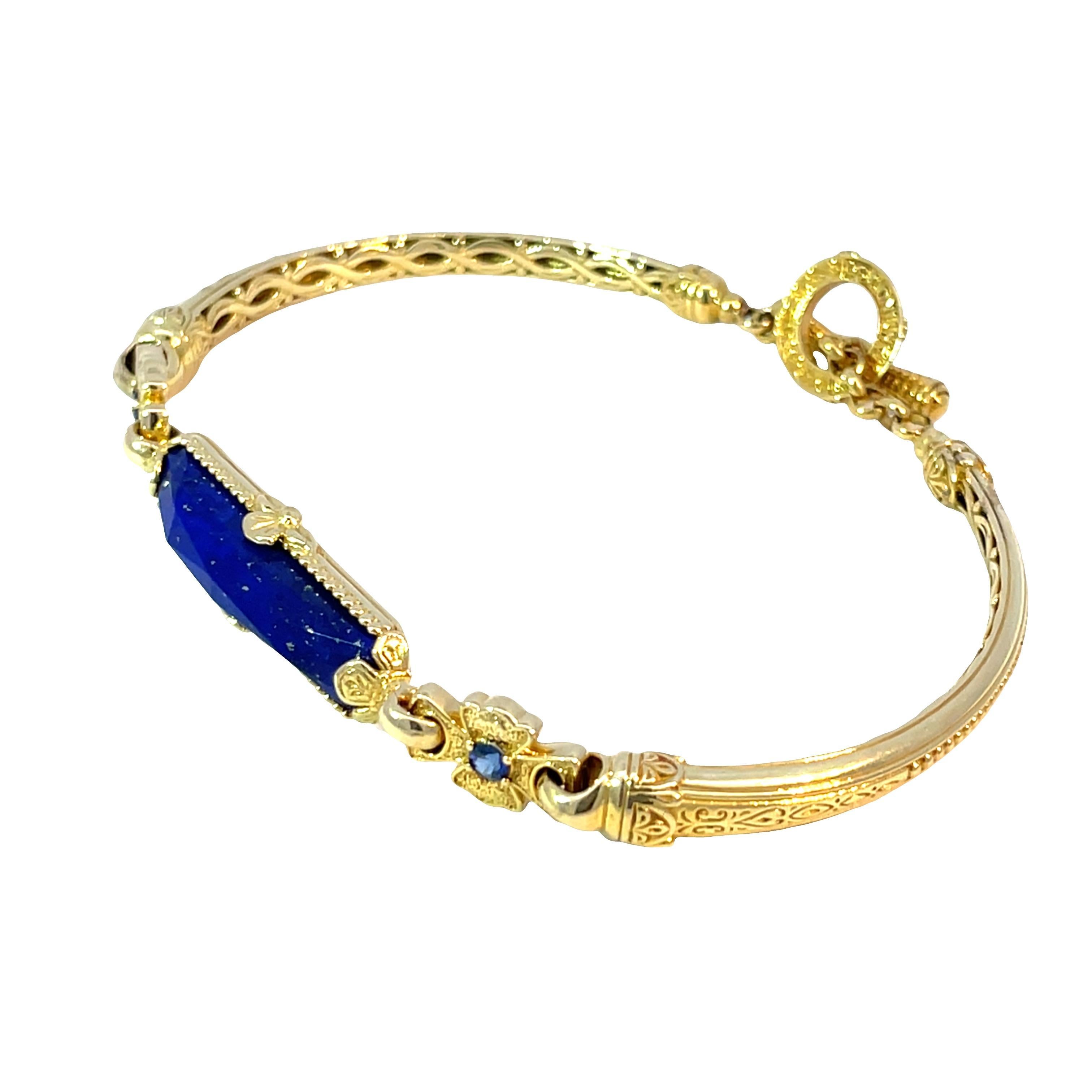 Konstantino 18k Yellow Gold Lapis Lazuli & Sapphire Engraved Toggle Bracelet Moderno en venta