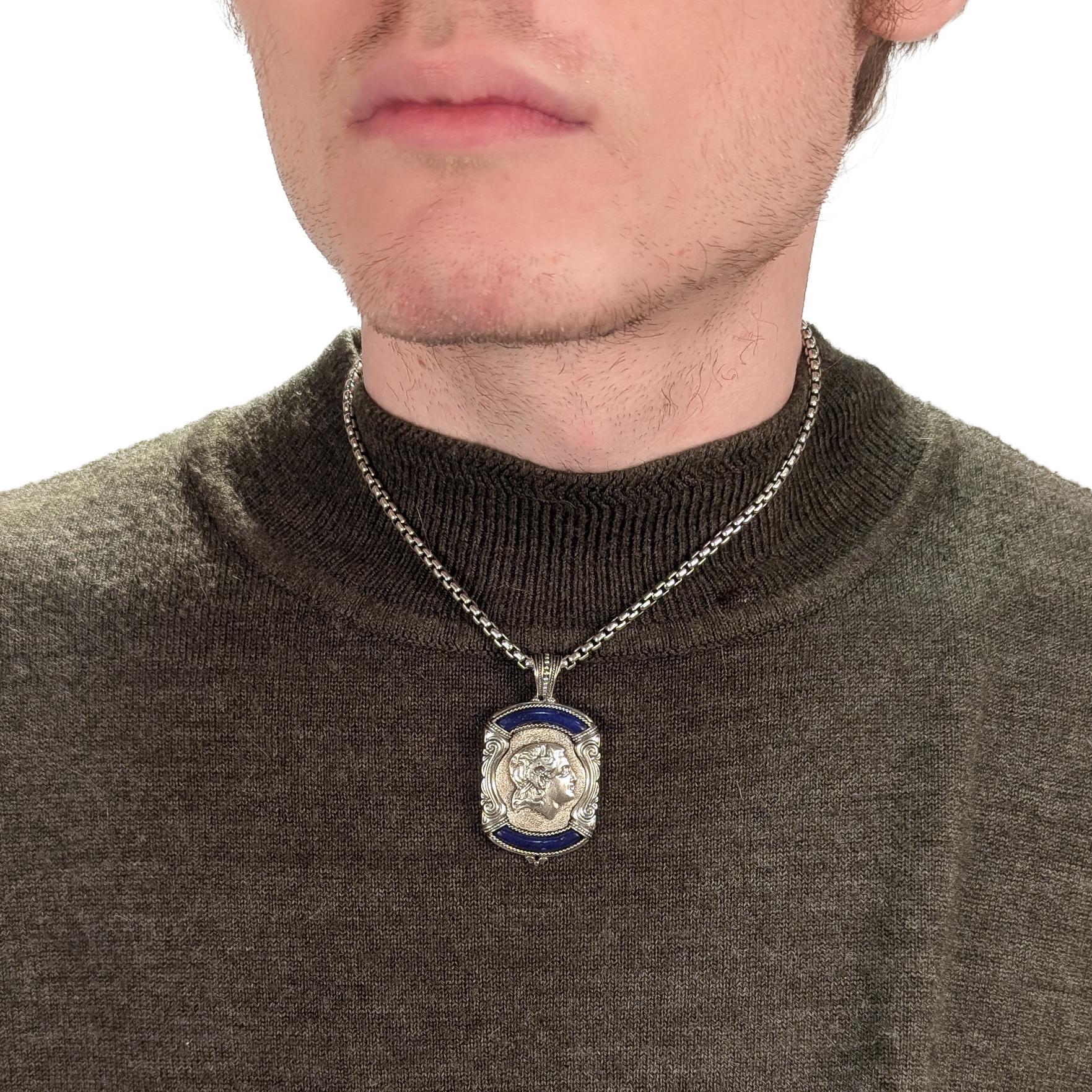 Un pendentif en argent finement signé pour un collier.

Par Konstantino.

En argent sterling. 

Avec une image d'Alexander le Grand de profil, des arcs en cabochon de lapis encadrant le visage en haut et en bas, et un motif de volutes flanquant les