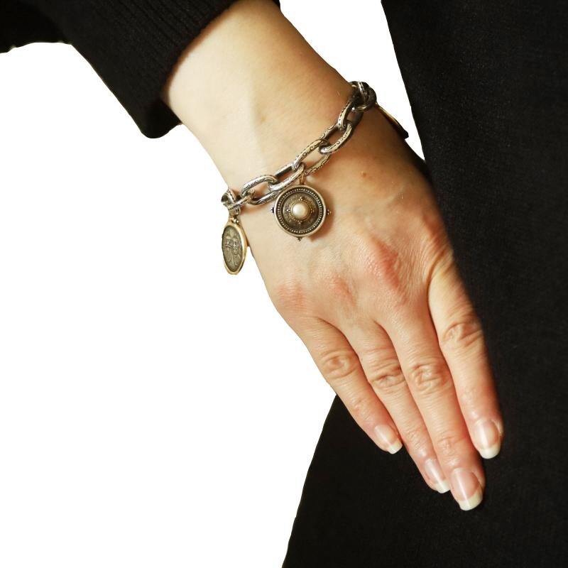 Marca: Konstantino

Contenido de metal: Plata de ley y oro amarillo de 18 quilates

Información sobre Stone
Perla cultivada 
Color: Blanco

Estilo Pulsera de dijes
Tipo de cierre: Cierre de palanca
Tema: Inspirado en monedas
Características: