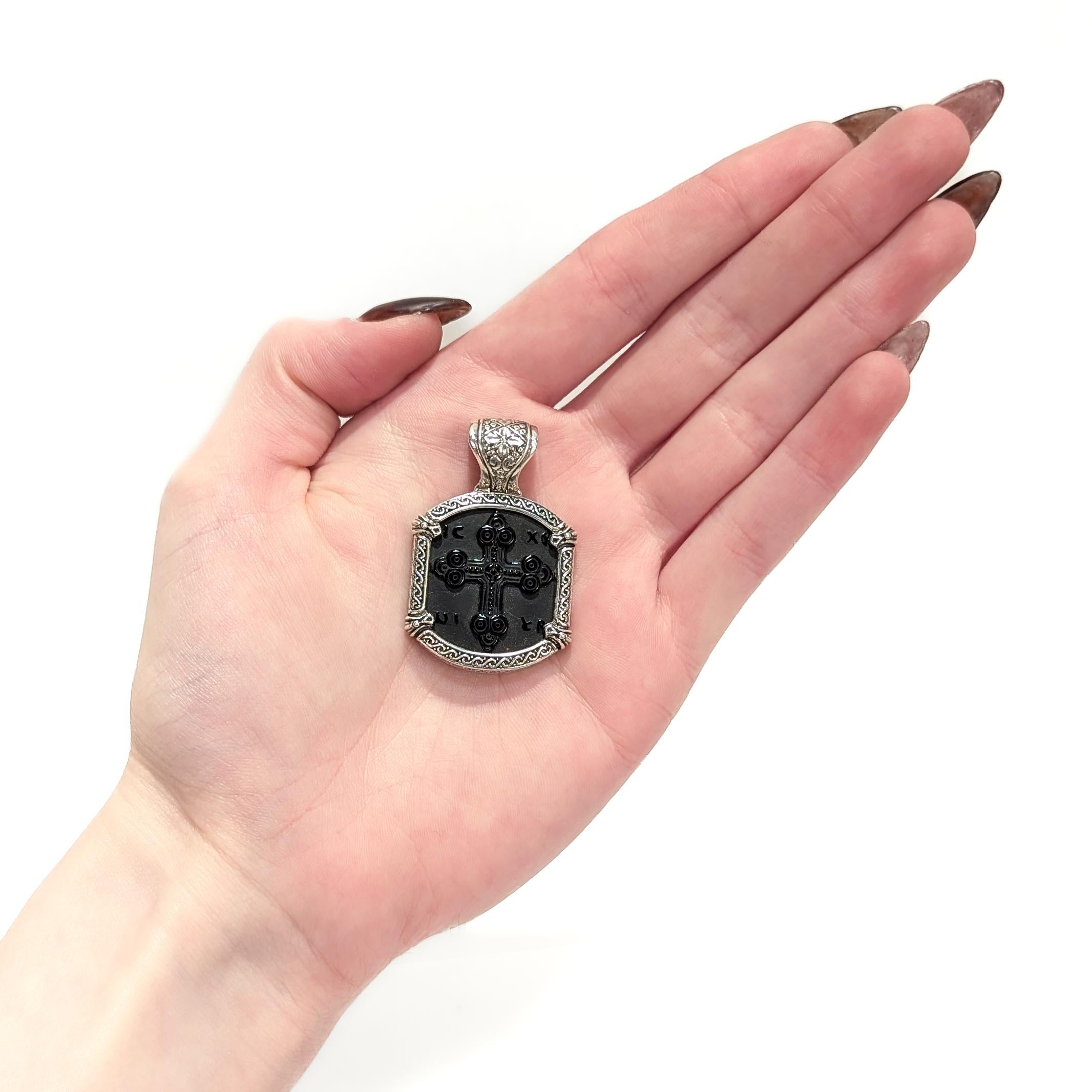 Cabochon Croce con ciondolo in onice intagliato e argento sterling di Konstantino Paganini IC XC NI KA in vendita