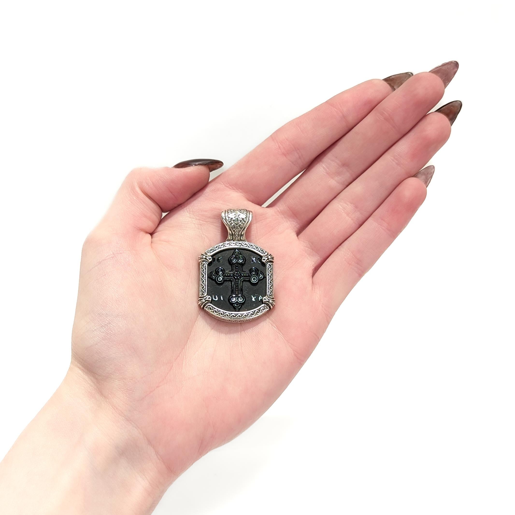Croce con ciondolo in onice intagliato e argento sterling di Konstantino Paganini IC XC NI KA In condizioni buone in vendita a Philadelphia, PA
