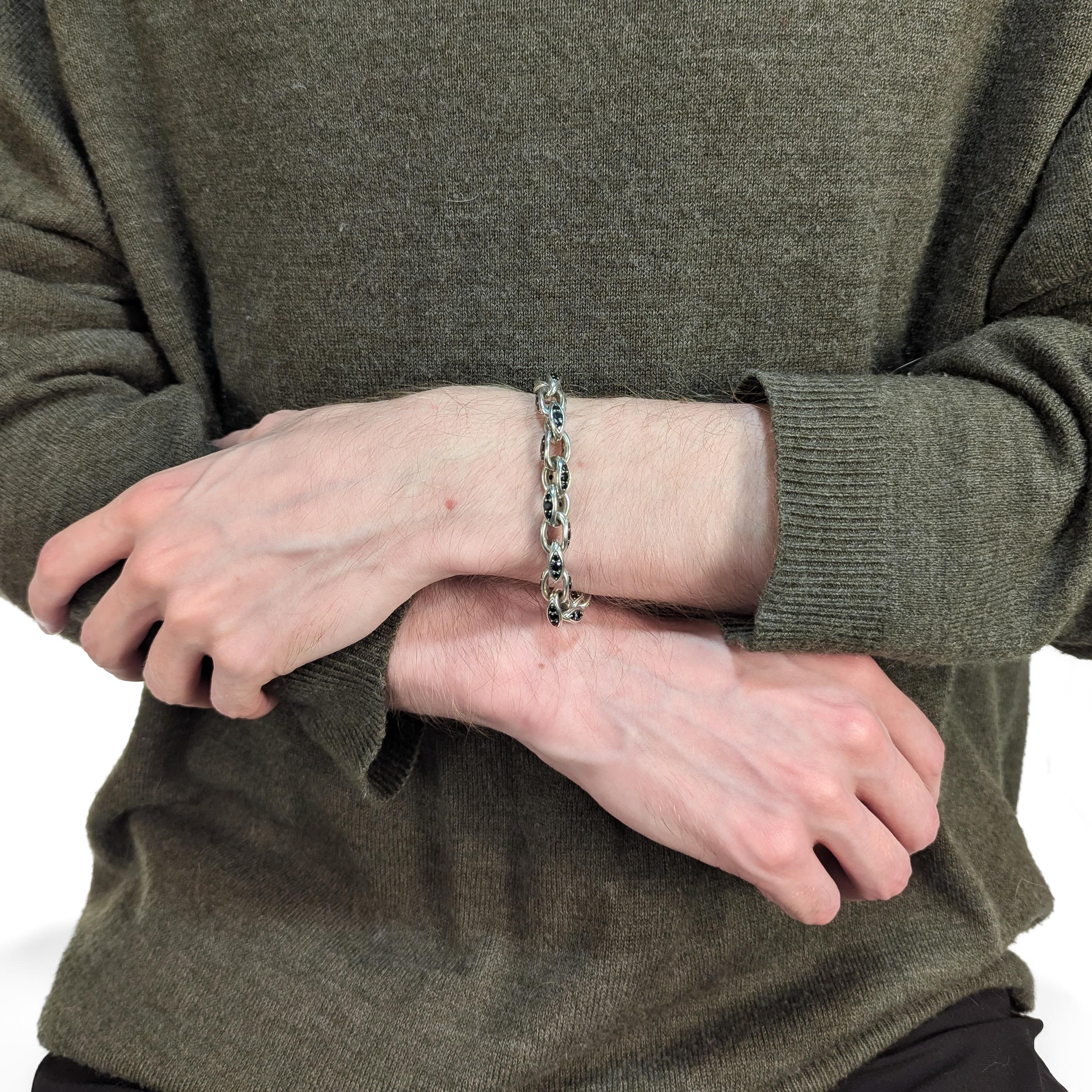 Un bracelet en chaîne en argent et spinelle signé.

Par Konstantino.

En argent sterling.

De la Collection Plato.

Chaque maillon comporte deux paires de spinelles noirs en serti clos (6 par maillon).

Avec un fermoir à griffes de homard
