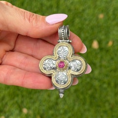 Colgante en forma de cruz de Konstantino Ruby, en oro amarillo de 18 quilates y plata de ley