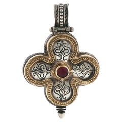 Colgante en forma de cruz de Konstantino Ruby, en oro amarillo de 18 quilates y plata de ley
