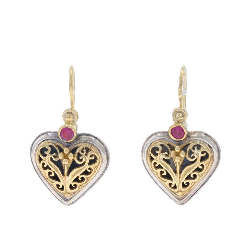 Marke: Konstantino

Metallgehalt: Sterling Silber & 18k Gelbgold

Informationen zu Stein

Natürlicher Rubin
Behandlung: Heizung
Karat(e): .30ctw
Schnitt: Rund

Karat gesamt: .30ctw

Stil: Tropfen
Verschlussart: Fischhakenverschlüsse mit