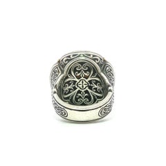 Anello Konstantino in argento e oro 18 carati con perla Mabe e madreperla, decorato con un grande giglio in stile Fleur de Lis