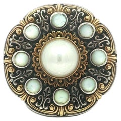 Anello Konstantino in argento e oro 18 carati con perla Mabe e madreperla, decorato con un grande giglio in stile Fleur de Lis