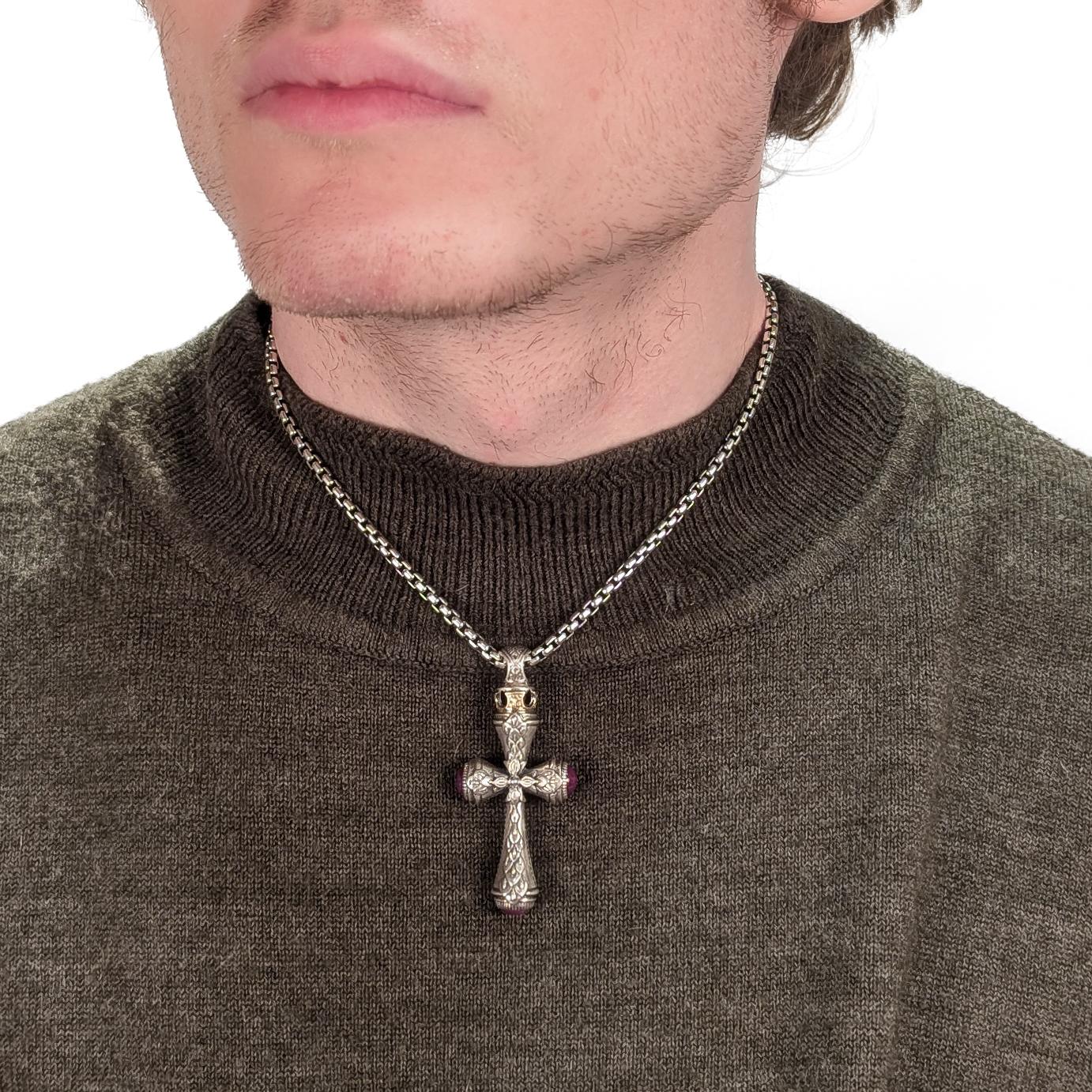 Un beau pendentif en forme de croix pour un collier. 

Par Konstantino.

En argent sterling avec des accents en or 18 carats près de l'attache. 

Avec un motif de feuilles et de pétales sur le devant et un cabochon de racine de rubis (rubis brut) à