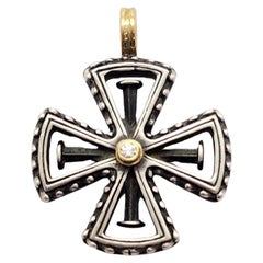 Ciondolo a forma di croce con diamante in oro giallo 18 carati Konstantino Sterling Silver