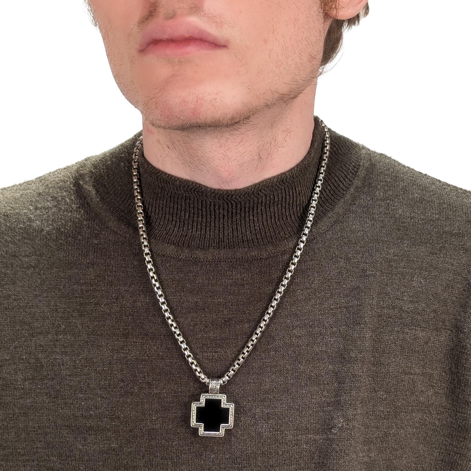 Un raffinato ciondolo a croce in onice firmato.

Da Konstantino.

In argento sterling.

Fa parte della collezione 