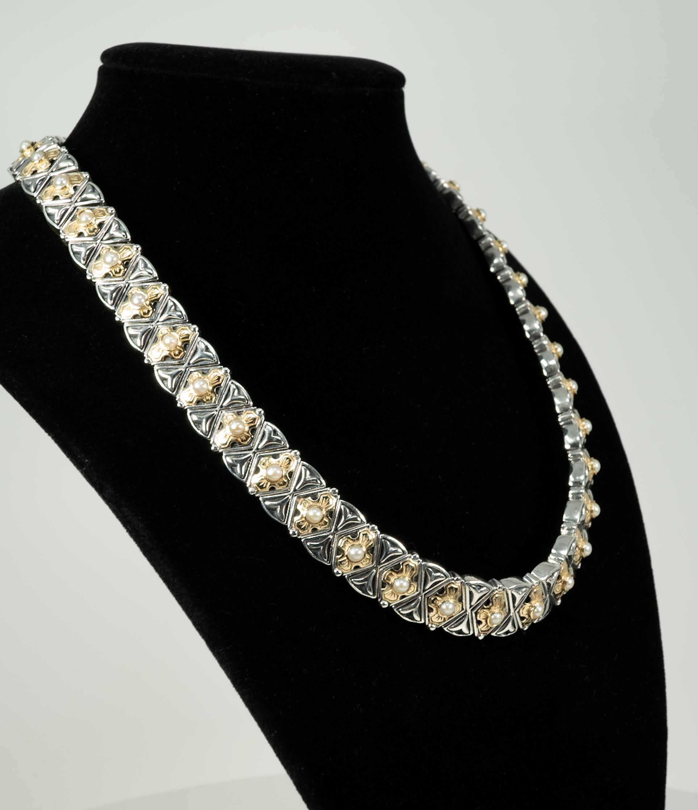 Diese Halskette aus Sterlingsilber und 18-karätigem Gelbgold stammt von der berühmten Designerin Konstantio und ist mit kleinen Perlen verziert.

Bitte beachten Sie, dass die Länge nur ungefähr ist.