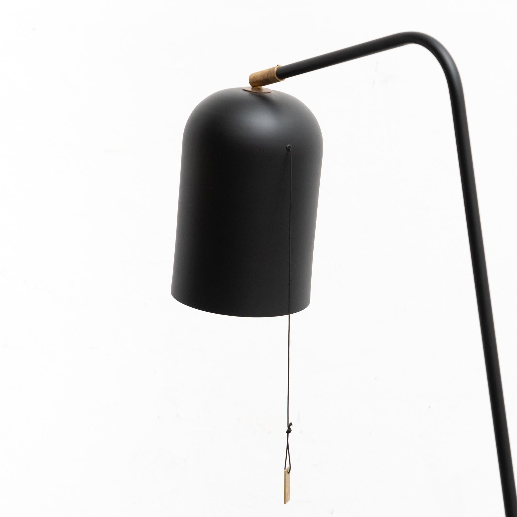 Konsthantverk 1417-8 KNEKT, Lampe in mattem Schwarz, Rohmessing (Skandinavische Moderne) im Angebot