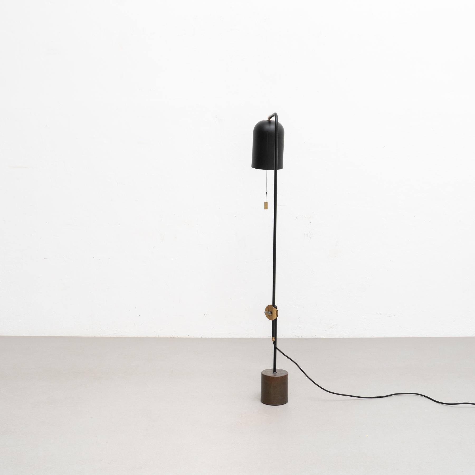 Konsthantverk 1417-8 KNEKT, Matte Black, Raw Brass Lamp In Good Condition For Sale In Barcelona, Barcelona