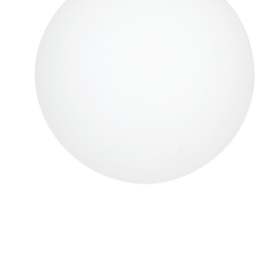 Plafonnier modèle globe conçu par Konsthantverk et fabriqué par eux-mêmes.

Un classique fonctionnel : Le verre opale blanc mat associé au chrome crée une sensation de style et une superbe lumière non éblouissante. Disponible en trois tailles.

La