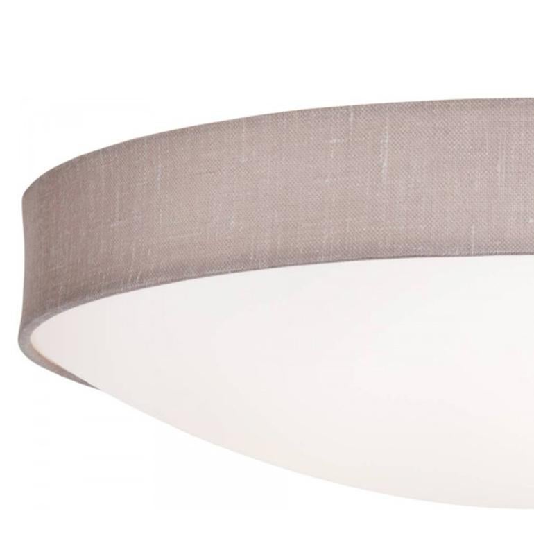 Lámpara de techo modelo Kant diseñada por Konsthantverk y fabricada por ellos mismos. 

Kant tiene un anillo exterior textil que produce una impresión ligeramente más suave.
Disponible en cinco variedades (telas de distintos colores) y dos