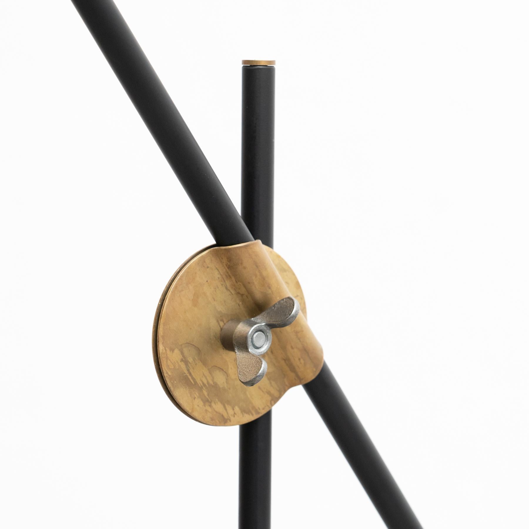 Konsthantverk KH#1 Lampadaire en laiton brut noir en vente 3