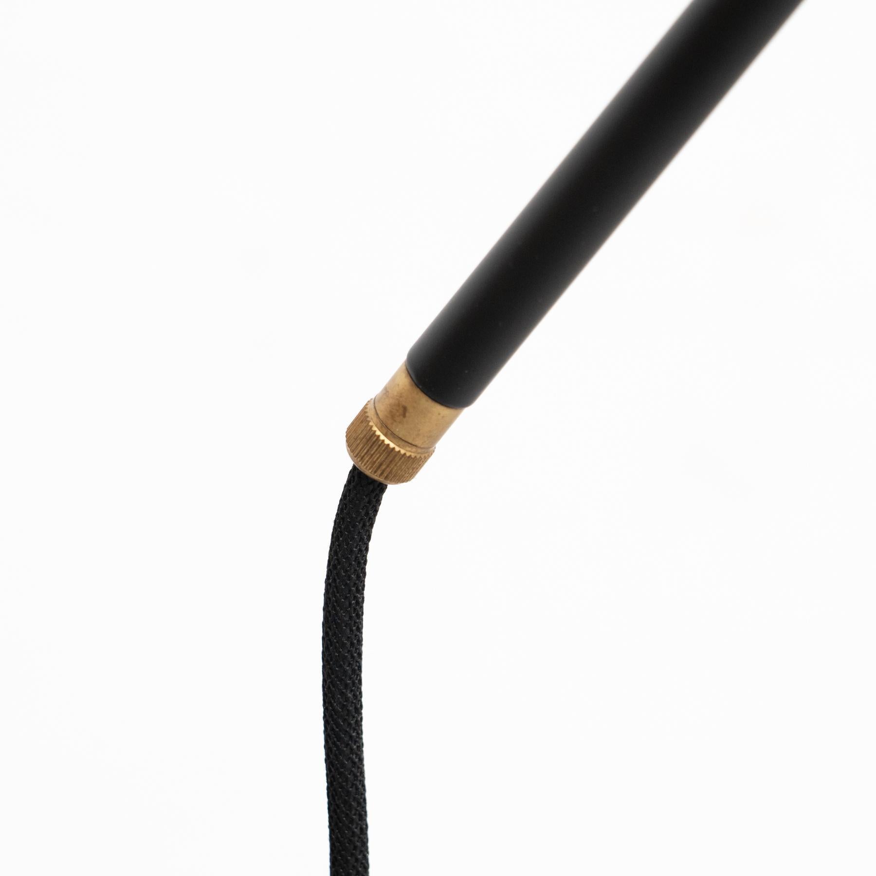 Konsthantverk KH#1 Lampadaire en laiton brut noir en vente 8
