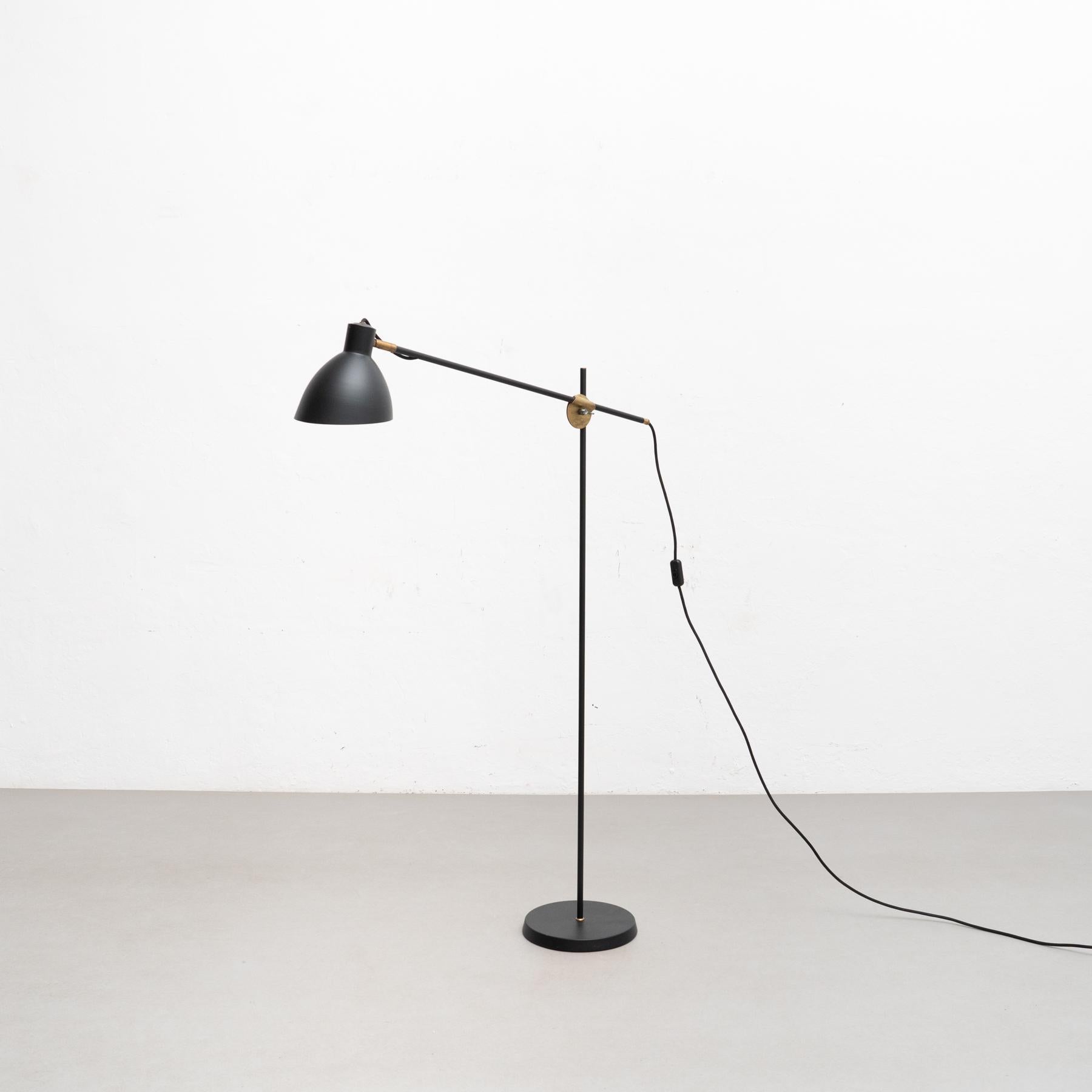 Lampe modèle KH#1 lampadaire conçu par Konsthantverk et fabriqué par eux-mêmes.

La production de lampes, d'appliques et de lampadaires est réalisée de manière artisanale avec les mêmes matériaux et techniques que les premiers modèles.

Matériaux et