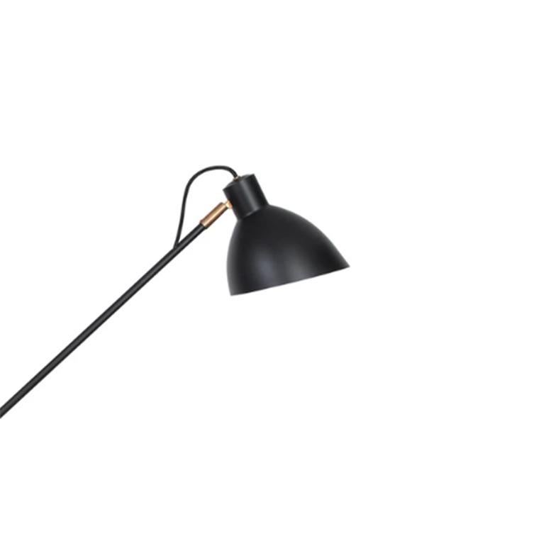 Lampe modèle KH#1 lampadaire conçu par Konsthantverk et fabriqué par eux-mêmes.

La production des lampes, des appliques et des lampadaires est réalisée de manière artisanale avec les mêmes matériaux et techniques que les premiers