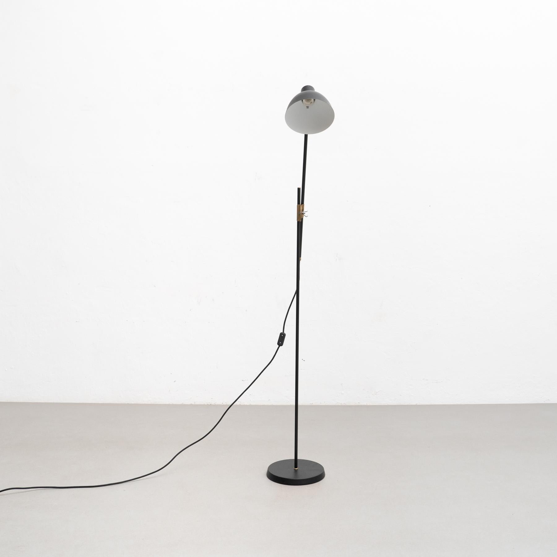 Scandinave moderne Konsthantverk KH#1 Lampadaire en laiton brut noir en vente