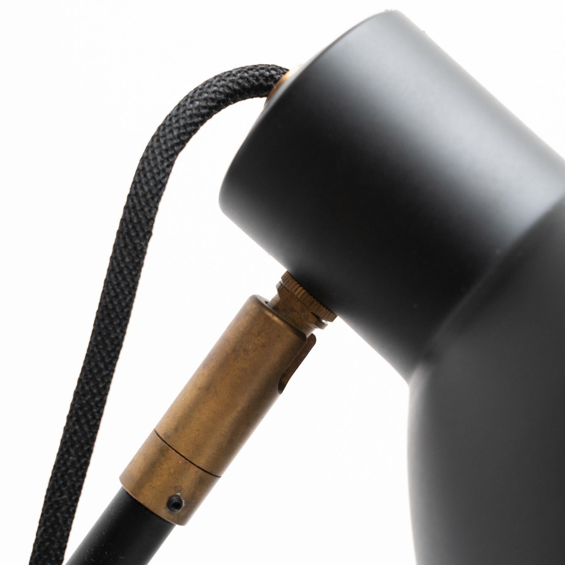 Konsthantverk KH#1 Lampadaire en laiton brut noir en vente 1