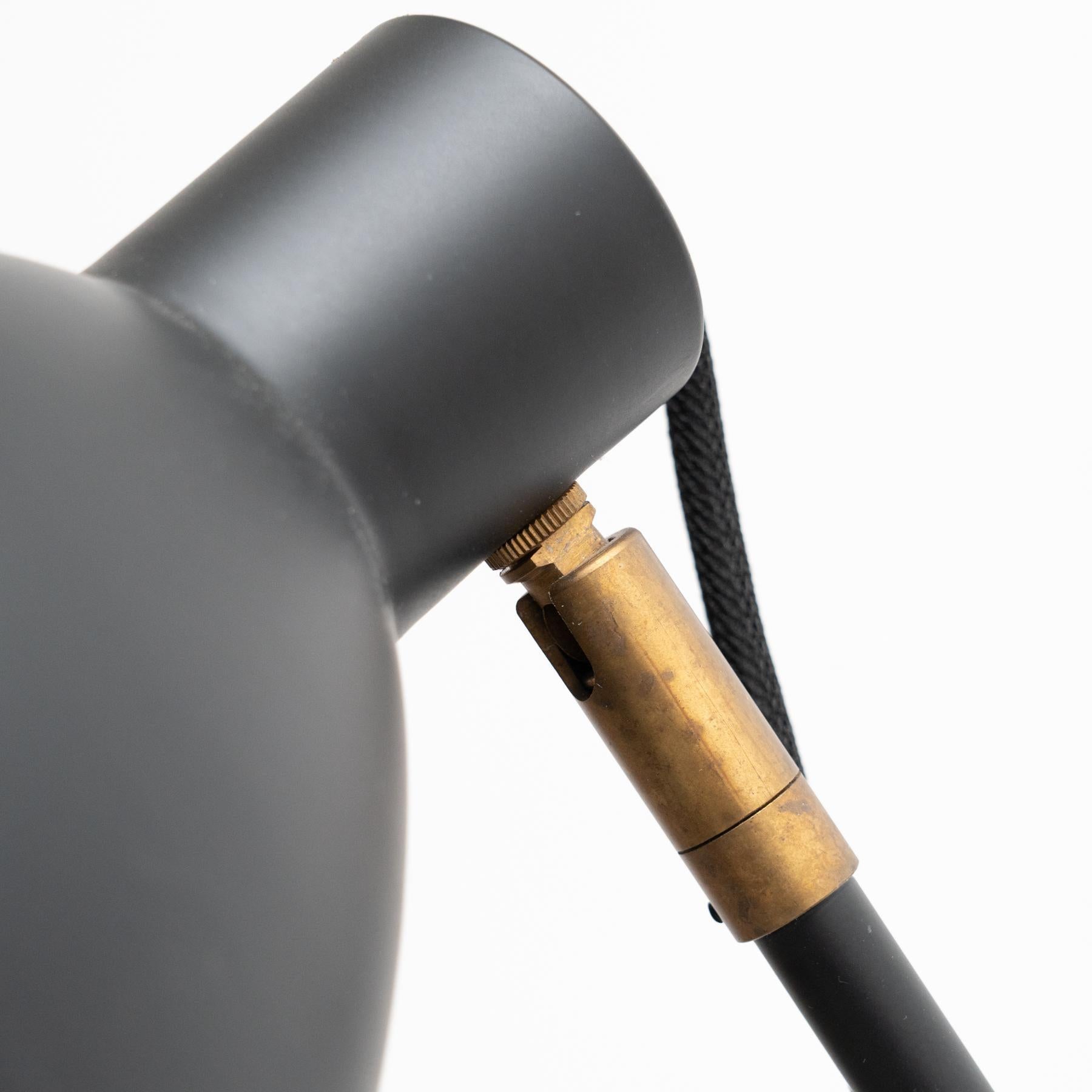 Konsthantverk KH#1 Lampadaire en laiton brut noir en vente 2