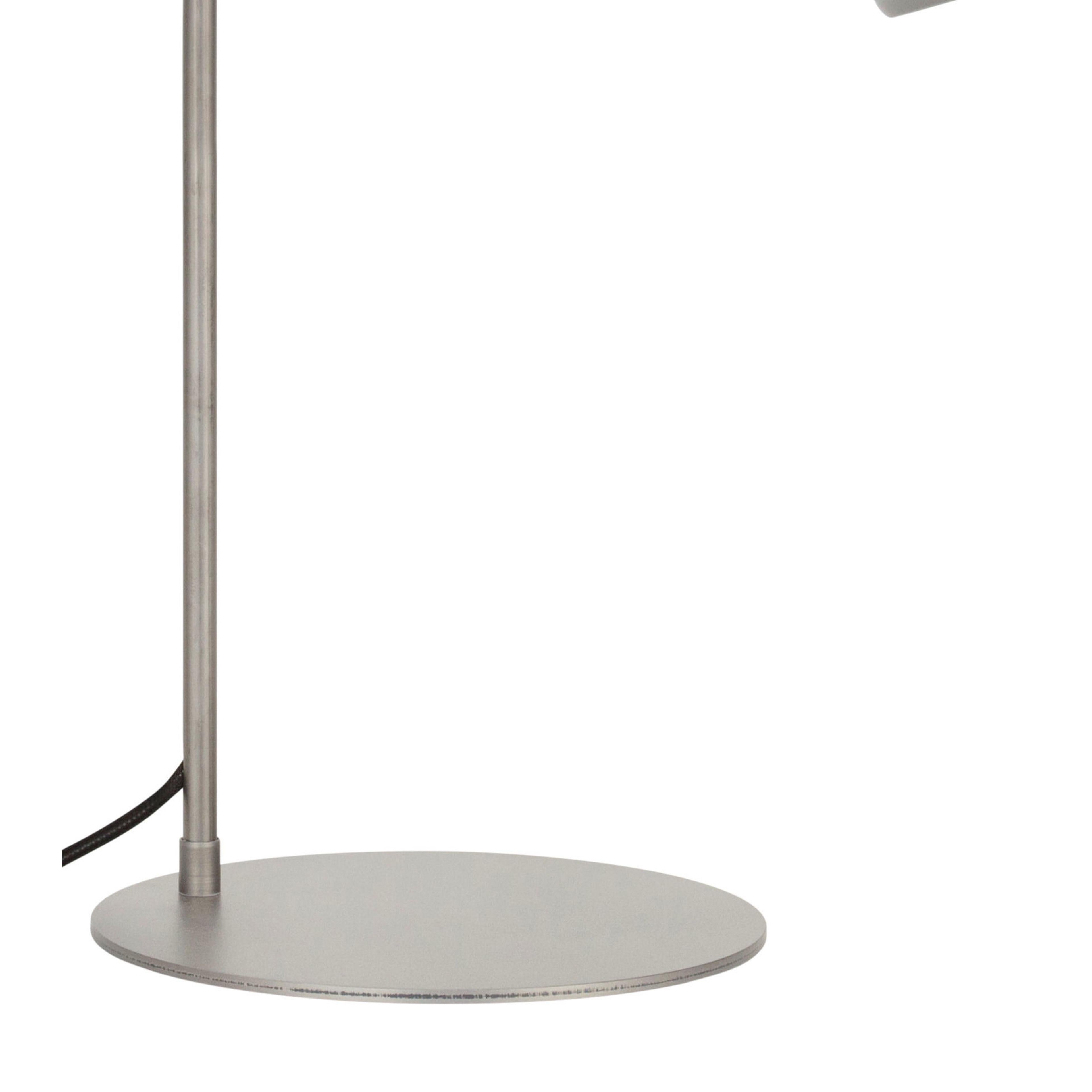 Lampe de table modèle 1430-5 Bolb conçue par Konsthantverk en 1926 et fabriquée par eux-mêmes.

La production des lampes, des appliques et des lampadaires est réalisée de manière artisanale avec les mêmes matériaux et techniques que les premiers