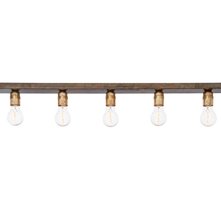 Lámpara de techo modelo Raad diseñada por Konsthantverk y fabricada por ellos mismos.

Forma pura y honesta en latón bruto / óxido de hierro. Buena como luz de ambiente y como luz general. Ocupa un espacio natural en cualquier habitación (casi un