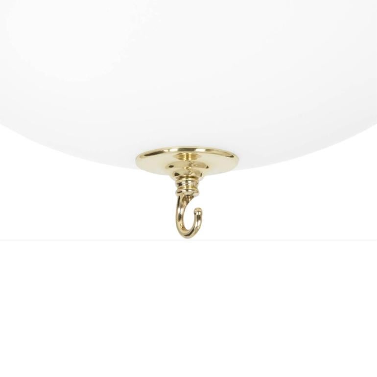 Deckenleuchte Modell Stävie, entworfen von Konsthantverk und von ihnen selbst hergestellt. 

Flush-Mount-Leuchte aus mattweißem Glas und Metall. Funktioniert allein oder als Halterung für einen Kronleuchter (der Deckenbecher hat eine