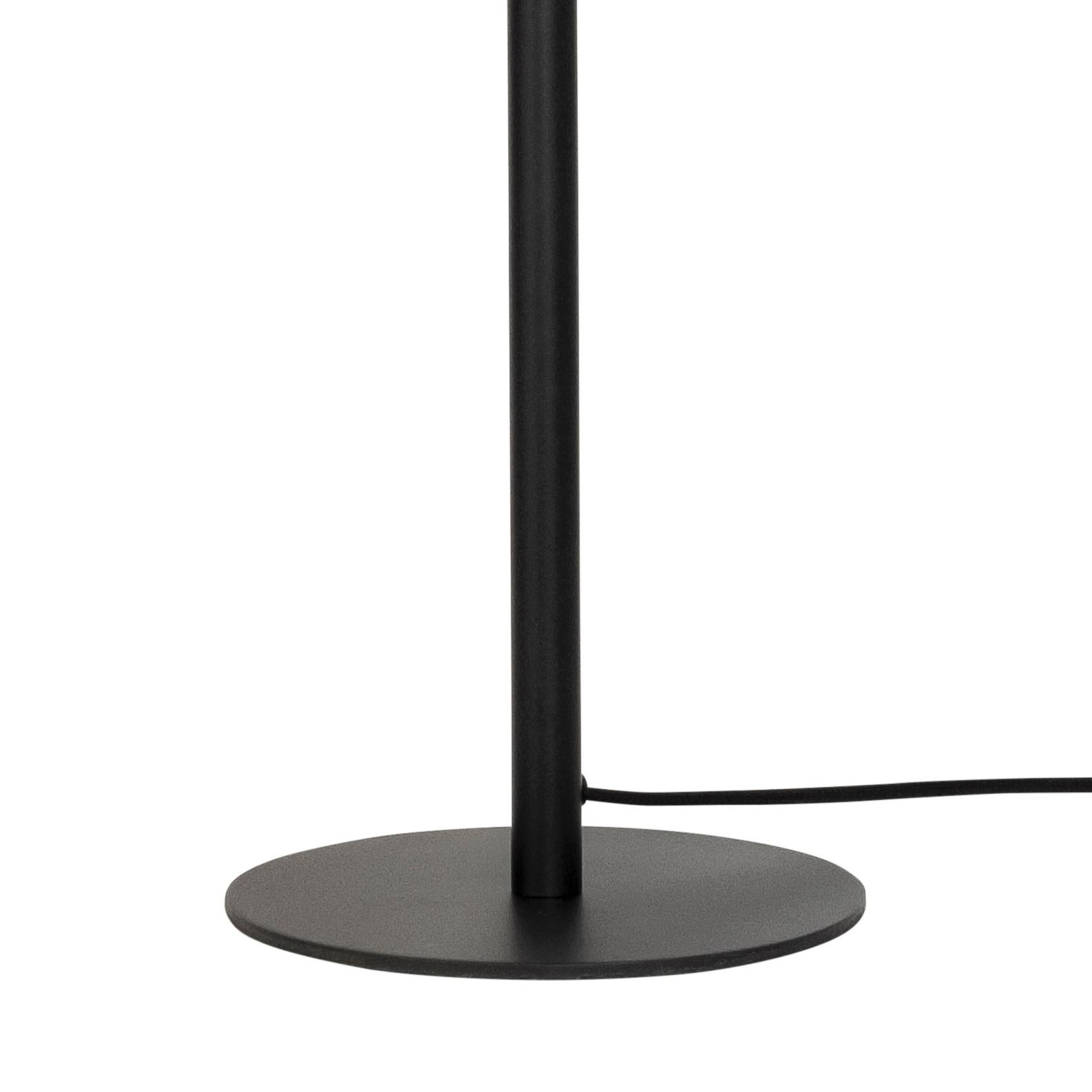 Stehlampe Konsthantverk Svep aus schwarzem Rohmessing (Skandinavische Moderne) im Angebot