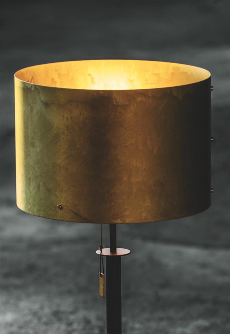 Konsthantverk Svep Black Raw Brass Floor Lamp In New Condition For Sale In Barcelona, Barcelona