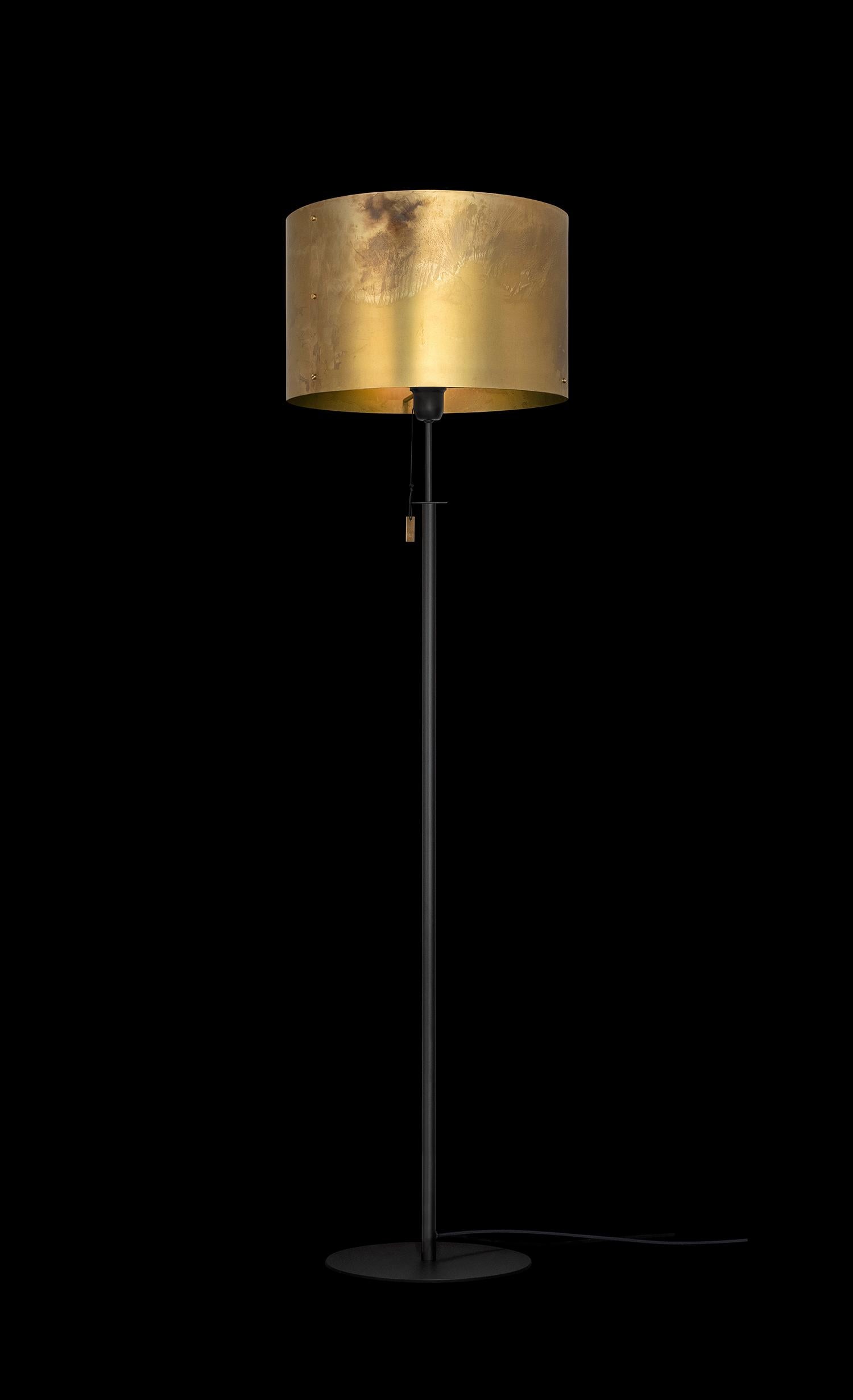 Contemporary Konsthantverk Svep Black Raw Brass Floor Lamp