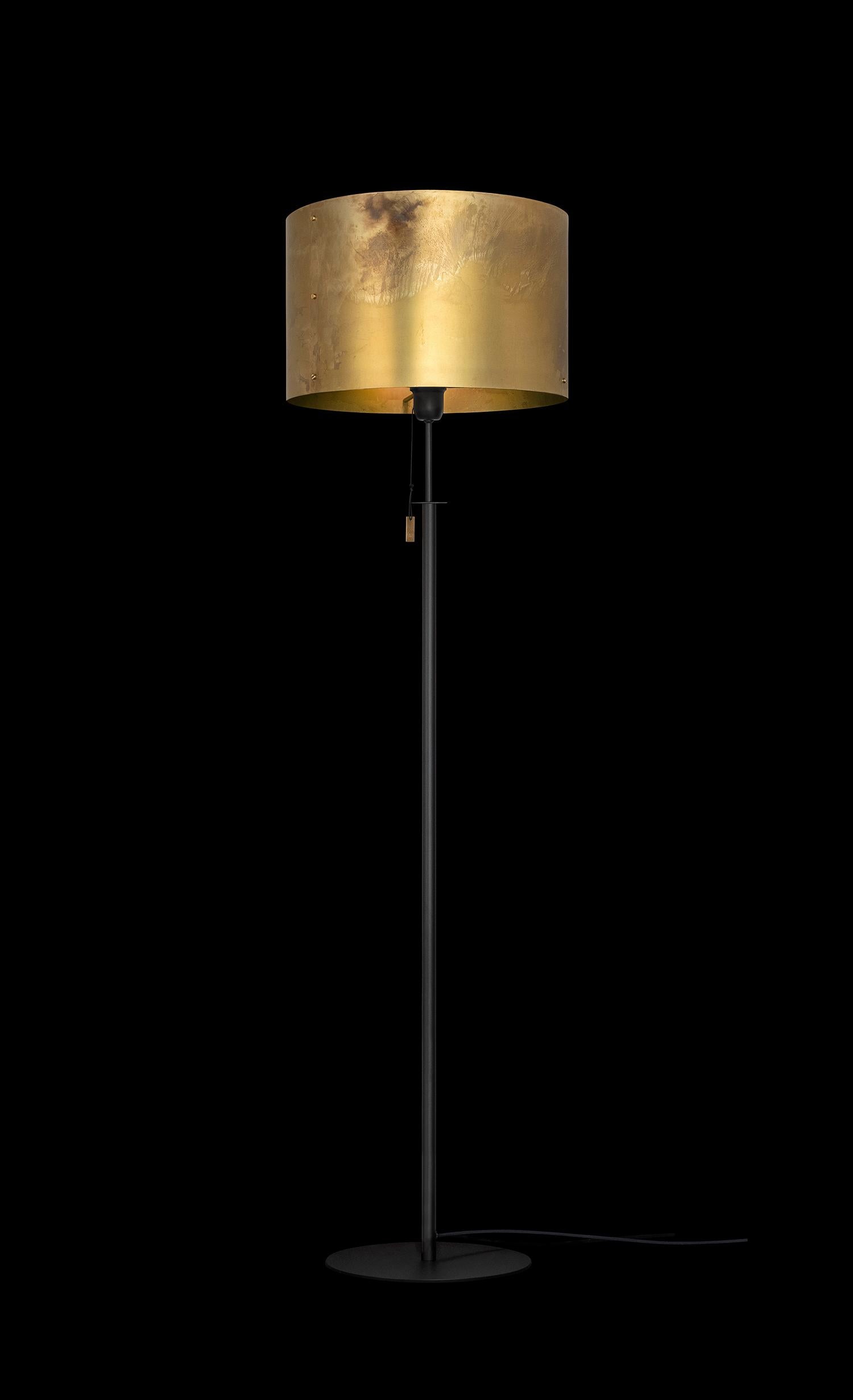 XXIe siècle et contemporain Konsthantverk Svep lampadaire en laiton brut noir en vente