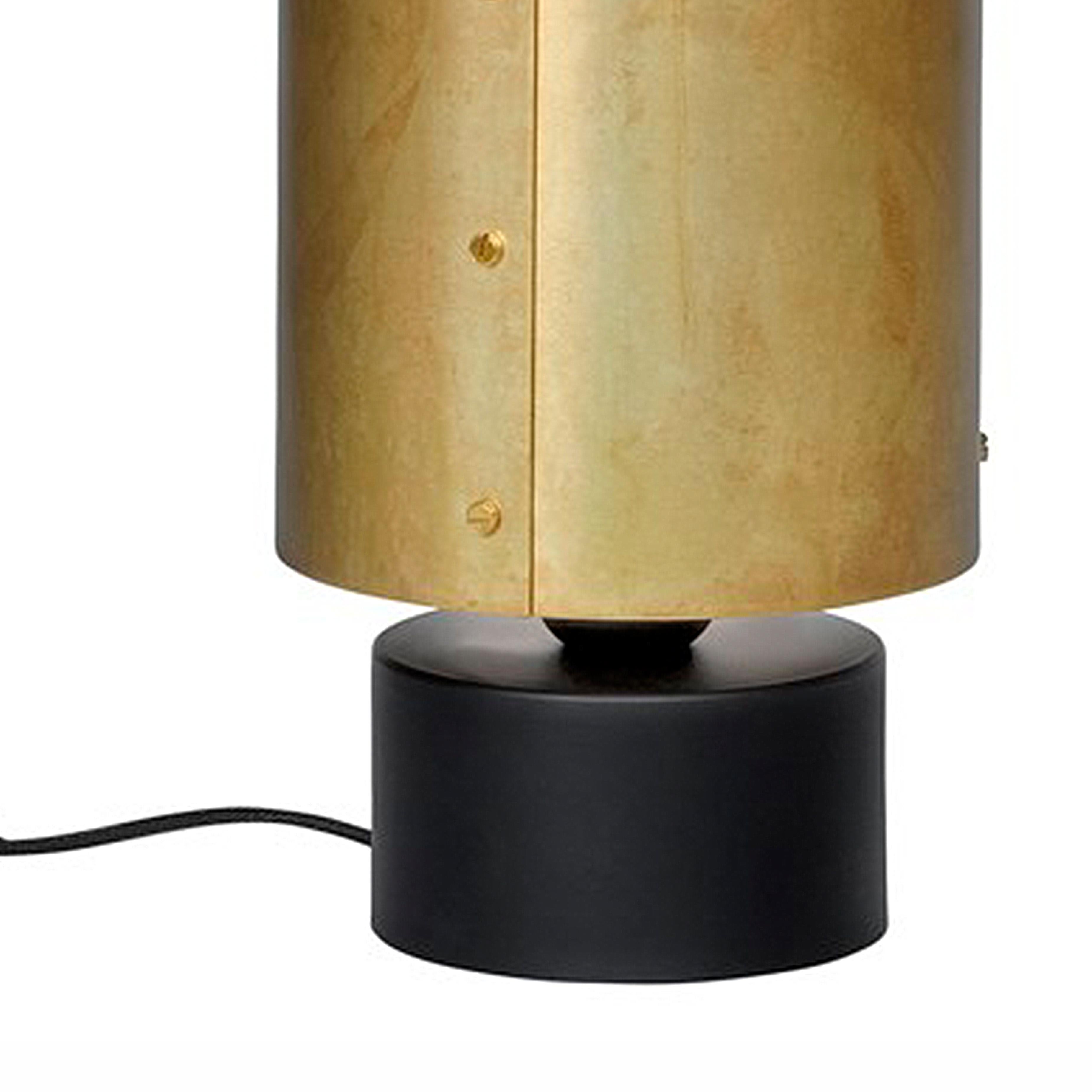 Lampe modèle Svep lampe de table conçue par Konsthantverk et fabriquée par eux-mêmes.

La production de lampes, d'appliques et de lampadaires est réalisée de manière artisanale avec les mêmes matériaux et techniques que les premiers
